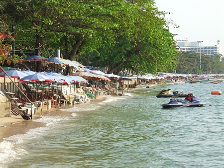 Nowadays there isn’t much beach left up near the Dusit curve at high tide. And since a more permanent solution is tangled up in national red tape, Pattaya City Council is listening to suggestions on how to begin fixing the problem with its own budget.